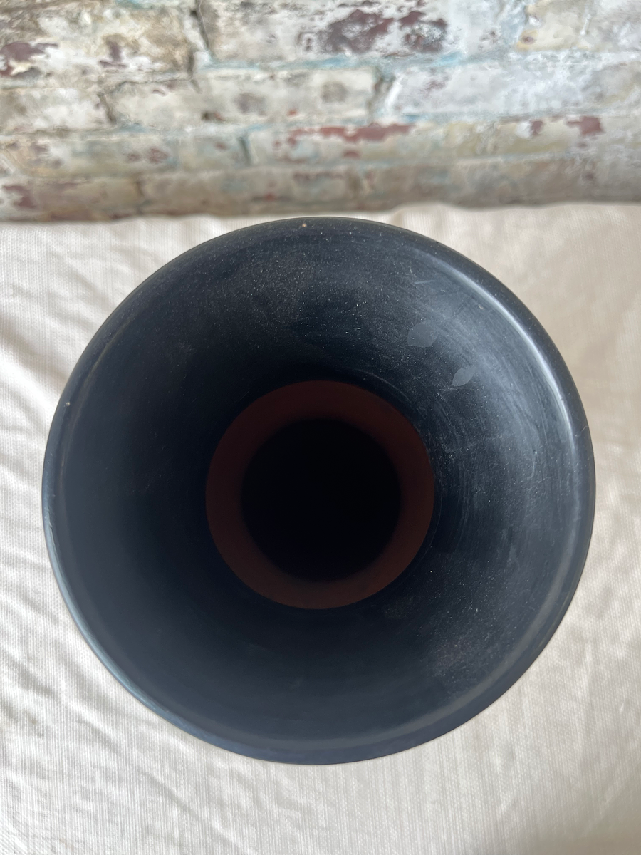 Sculptural Black Vase - Modern Minimalist Design