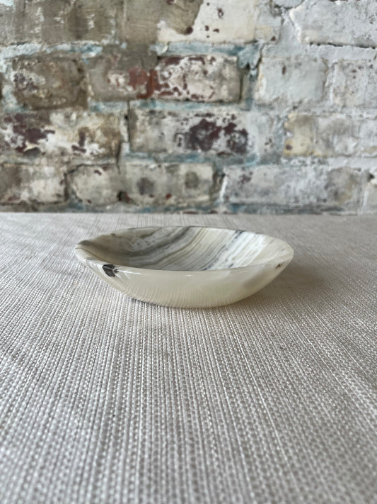 Hand-Carved Onyx Trinket Dish – Elegant Decorative Accent