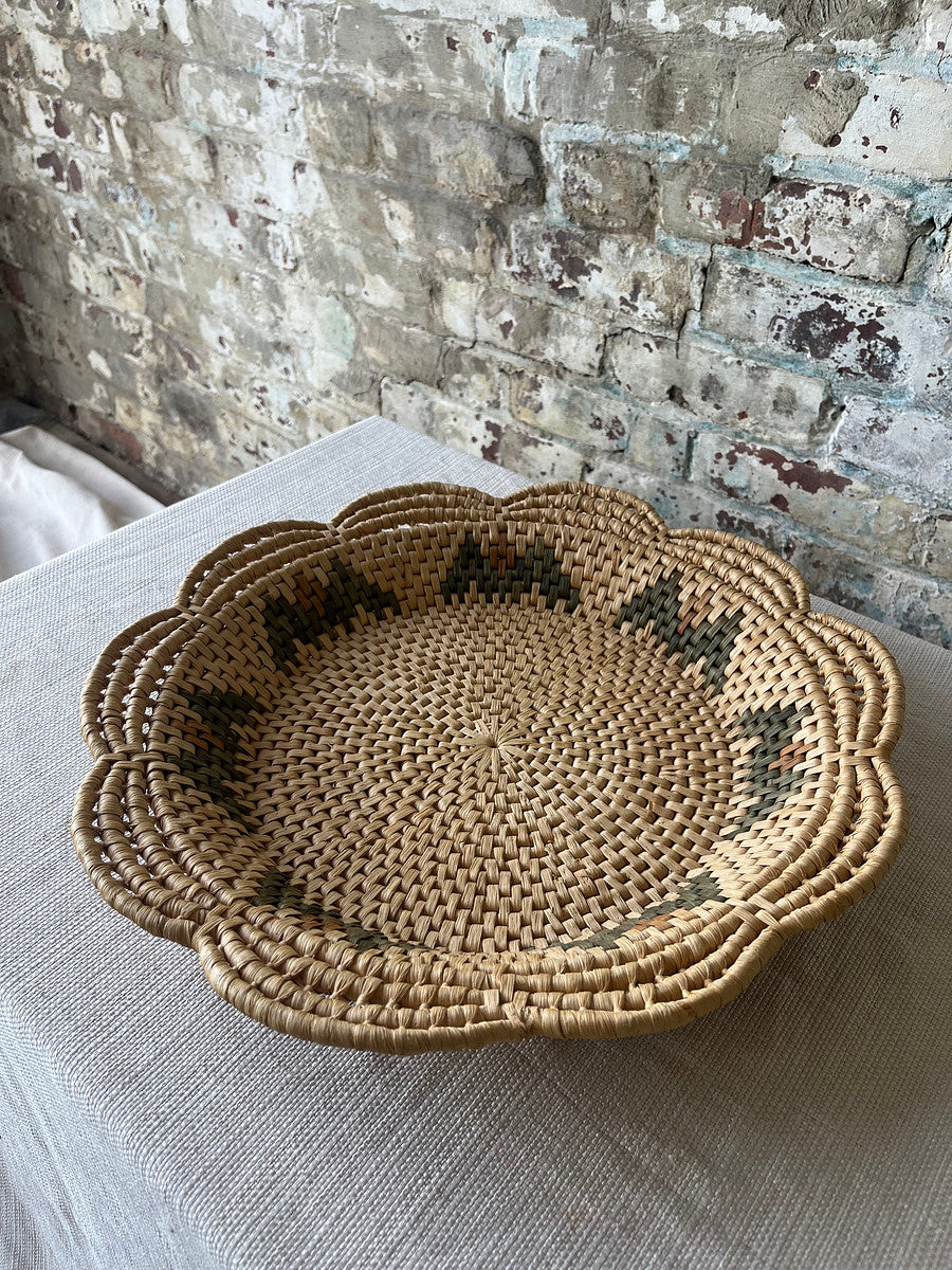 Vintage Handwoven Palm Basket Tray – Scalloped Edge with Geometric Detailing